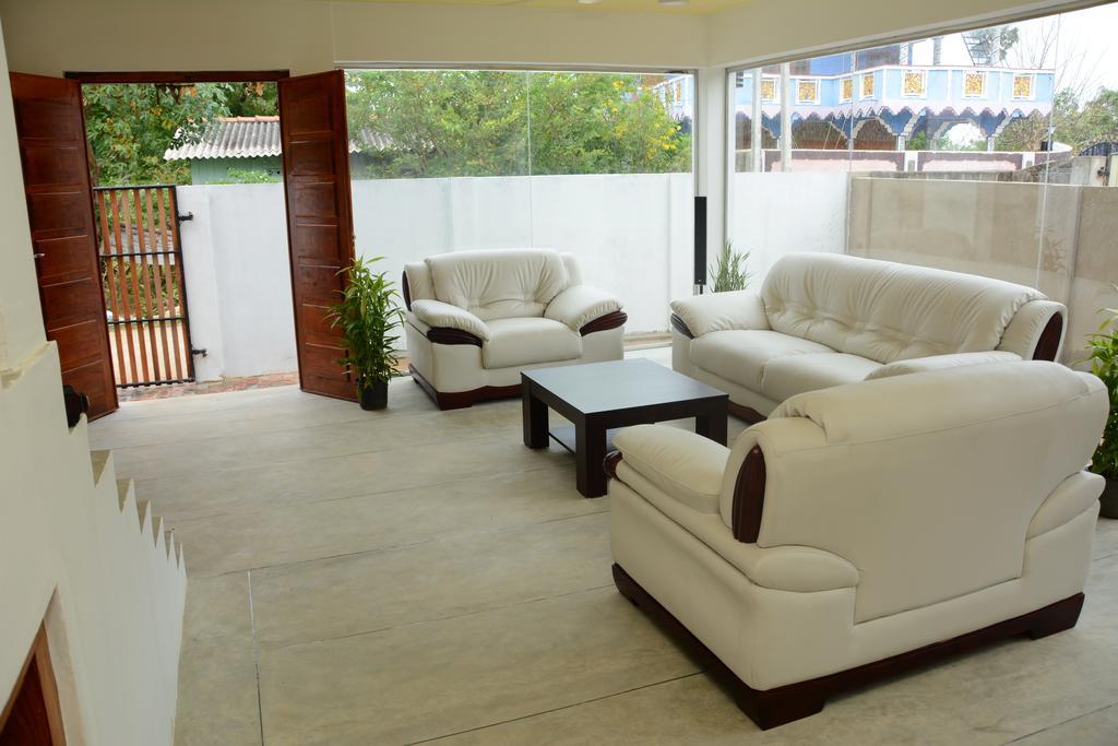 טרינקומאלה Hotel Tobiko מראה חיצוני תמונה